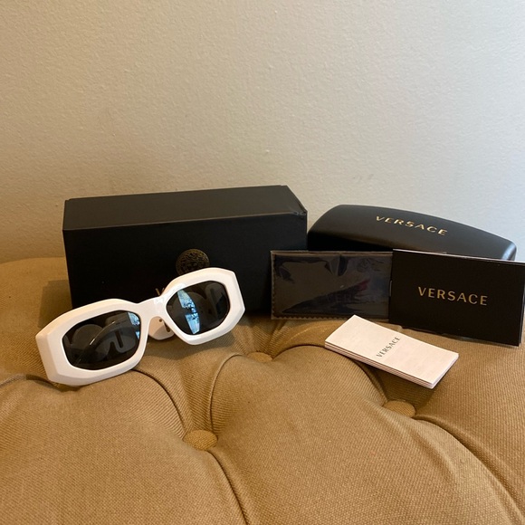 Versace biggie sunglasses in 53 mm - Picture 1 of 4